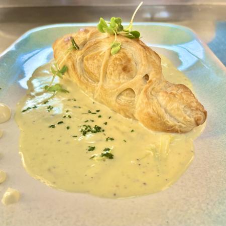 Hojaldre relleno de salmón, pescado y salsa de puerro